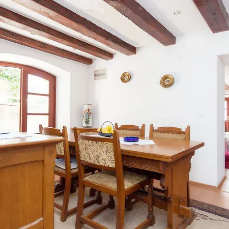 Center Apartment *